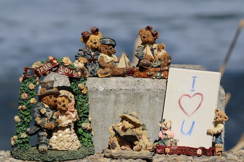 Still life photo of bear figurines.